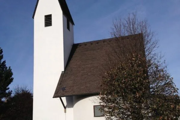 Frontansicht einer kleinen Kirche in Bayern.